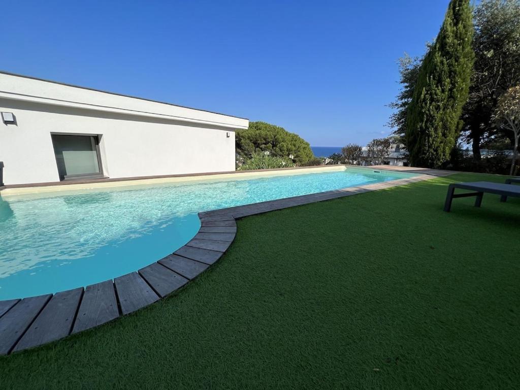 Rdc De Villa Avec Piscine Кавалере-сюр-Мер Екстериор снимка